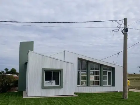 Casa a estrenar con pileta en Colonia Ensayo