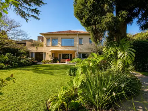 Casa en venta estilo toscano en Martinez, San Isidro, con jardin y pileta