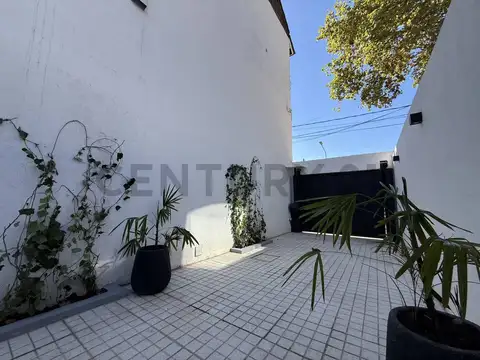 Departamento 3 ambientes con cochera y amplio patio!