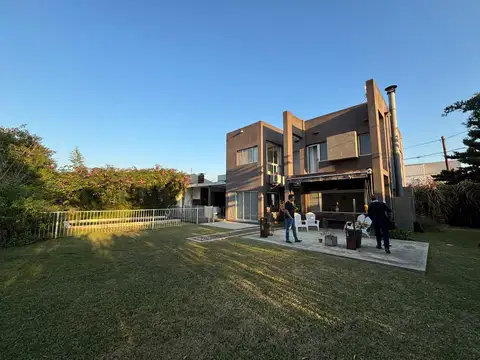 Casa en venta - 3 Dormitorios 4 Baños - Cochera - 576Mts2 - City Bell, La Plata
