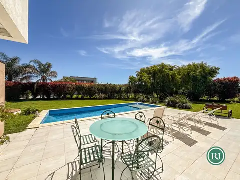 Casa 5 ambientes con 4 baños