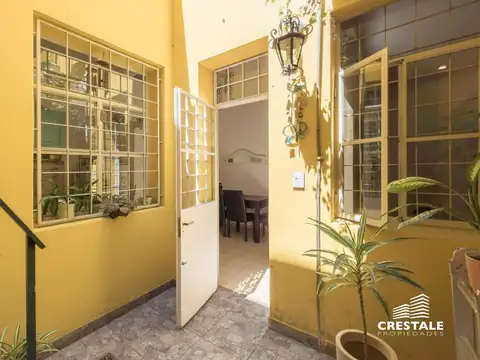 Venta / Permuta - Casa de pasillo 2 dormitorios con patio y terraza - Centro, Rosario.