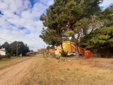 Oportunidad de amplio lote en zona en crecimiento.