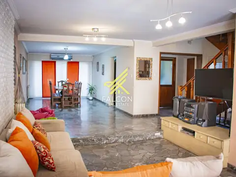 Casa 6 ambientes con 4 baños