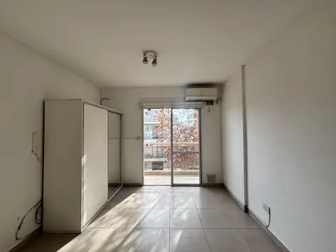 Monoambiente en Venta en Barrio Lourdes con Patio Exclusivo y Balcón