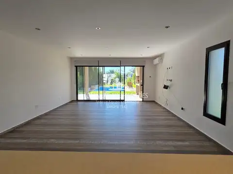 Casa en Venta con 4 cocheras