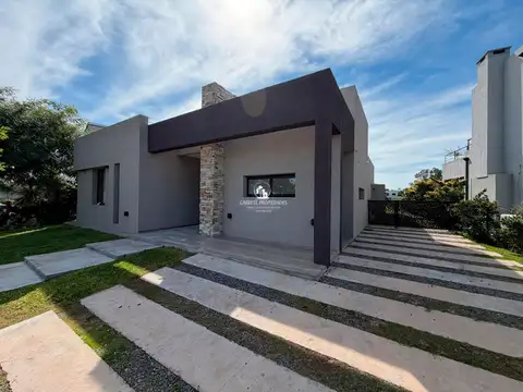 Casa en venta de 4 amb. pileta y lote a verde. Santa Elena. Pilar del Este