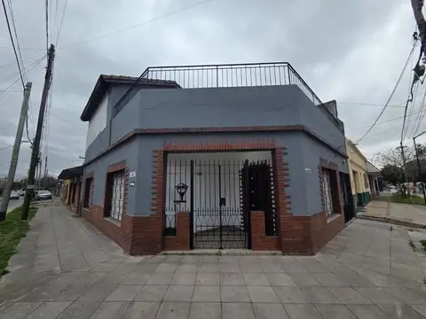 VENTA CASA 3 AMBIENTES CON COCHERA BERNAL OESTE
