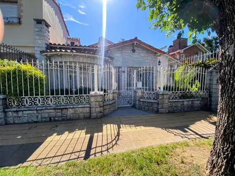 Chalet 3 ambientes 250 m² totales en venta con cochera en Burzaco