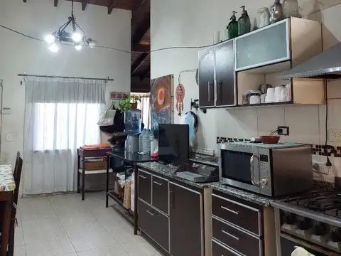 Casa de 3 dormitorios y piscina en venta.