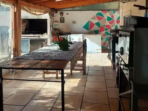 Casa 4 ambientes con 2 baños