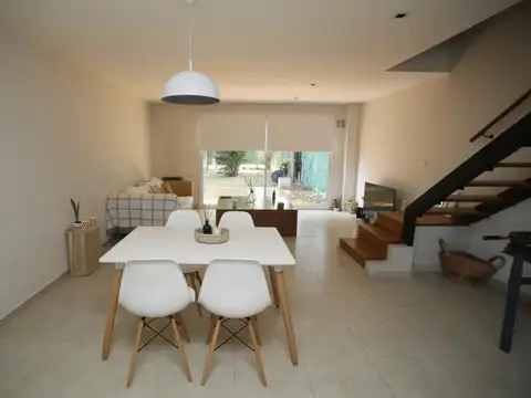CASA DE DOS DORMITORIOS EN ALQUILER EN CITY BELL