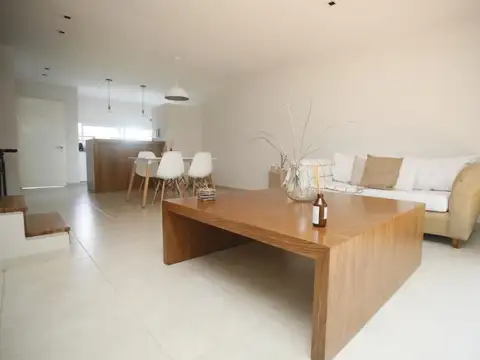 Casa en Alquiler con 2 cocheras