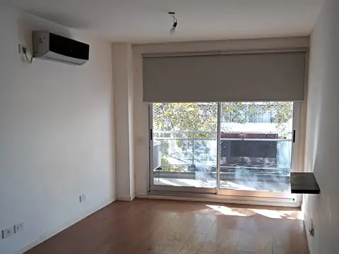 Monoambiente al frente con balcón