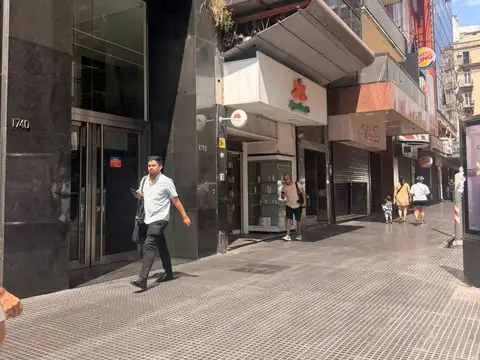 LOCAL  EN VENTA DE TRES PLANTAS EN SAN NICOLAS AVENIDA CORRIENTES