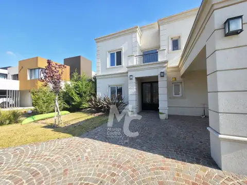 Casa 6 ambientes con 5 baños