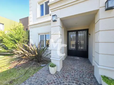 Casa en Venta con 2 cocheras