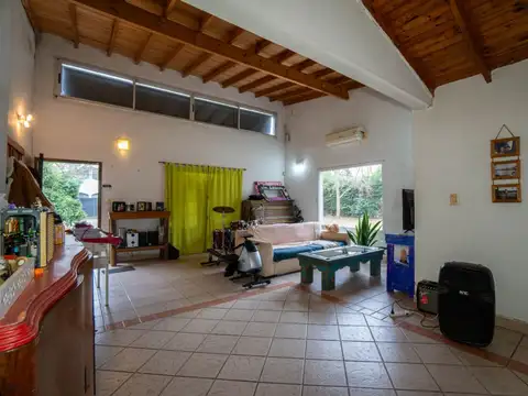 Casa 5 ambientes con 2 baños