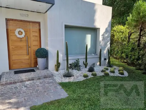 Casa en Venta con 3 cocheras