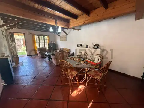 Casa 4 ambientes con 2 baños