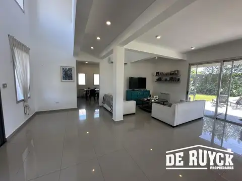 Casa en Venta con 4 cocheras
