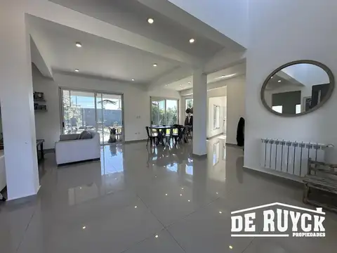 Casa 4 ambientes con 4 baños