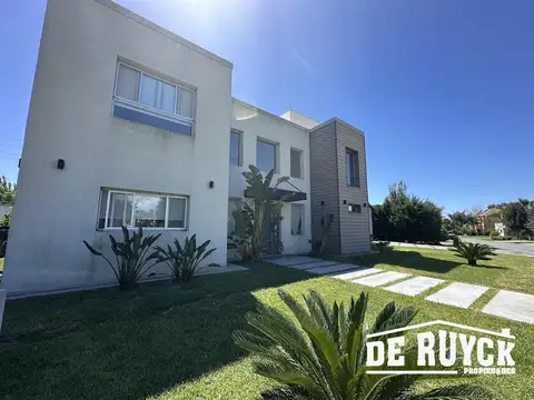 Casa en Venta en Berazategui, USD 485.000