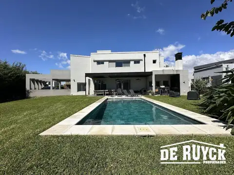 Calle 151 esquina 3 Los Troncos, Casa 32