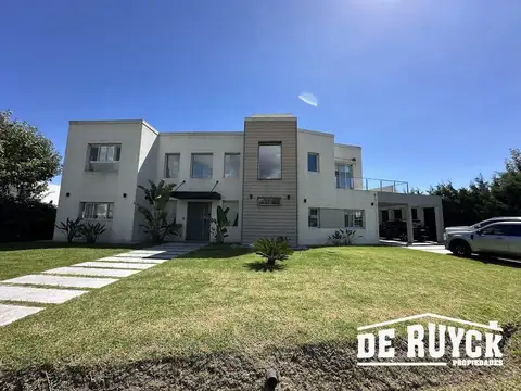 Casa 4 ambientes sobre amplio lote