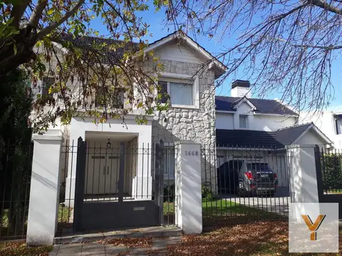 Casa en venta - 4 Dormitorios 3 Baños - Cocheras - 660Mts2 - Mar del Plata