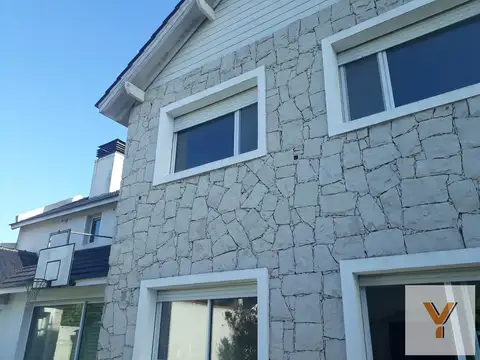 Casa 5 ambientes con 3 baños
