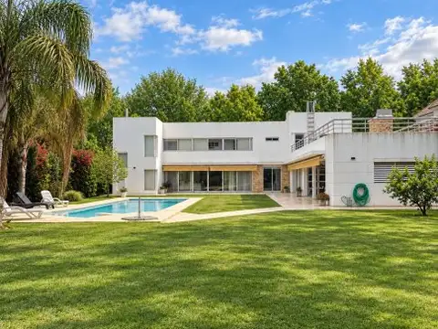 Casa en venta en los álamos, ibarlucea – 550 m² cubiertos sobre 2.200 m² de terreno