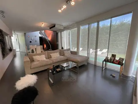 Casa en Venta con 3 cocheras