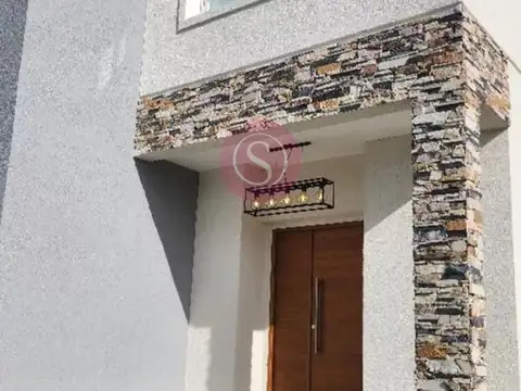 Casa en Alquiler con 2 cocheras