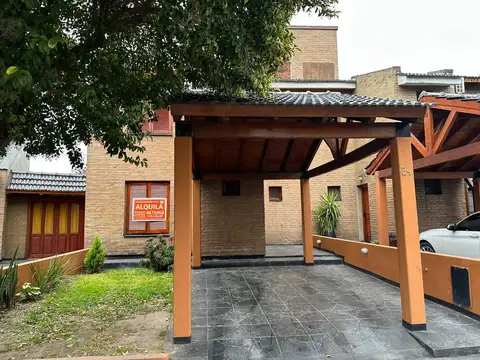 Casa en Alquiler con 1 cochera