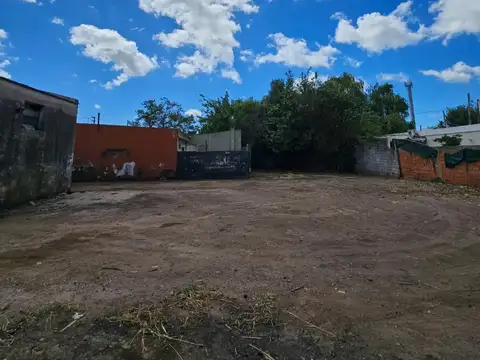 32 y 145 - Galpon de 200 mts2 sobre avenida -