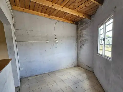32 y 145 - Galpon de 200 mts2 sobre avenida -
