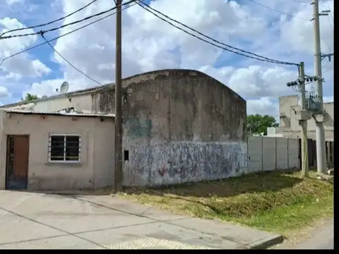 32 y 145 - Galpon de 200 mts2 sobre avenida -