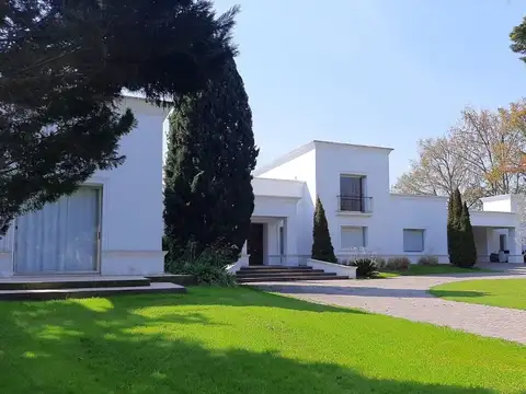 Casa 9 ambientes con 7 baños