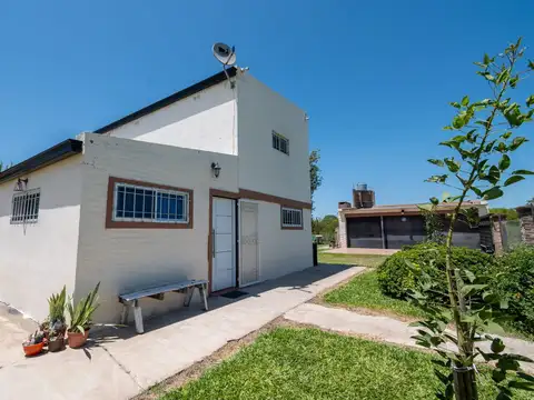 Casa hermosa con piscina y 3 cocheras en B° Caima