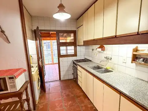 Casa de tres ambientes con parque y cochera