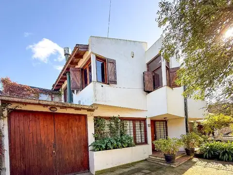 Casa de tres ambientes con parque y cochera