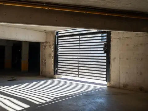 VENTA COCHERA EN 8 SAUCES TORRE H