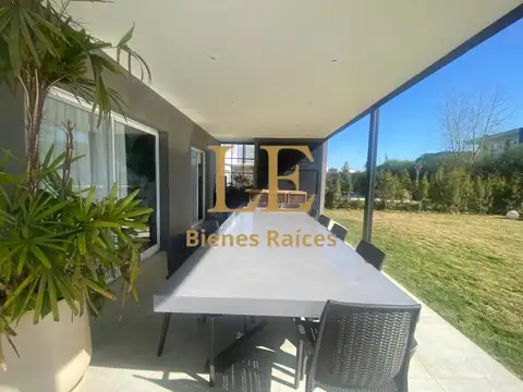 Casa en Venta con 6 cocheras