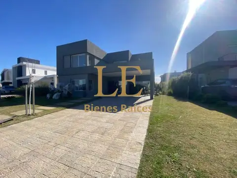 Casa 5 ambientes con 4 baños