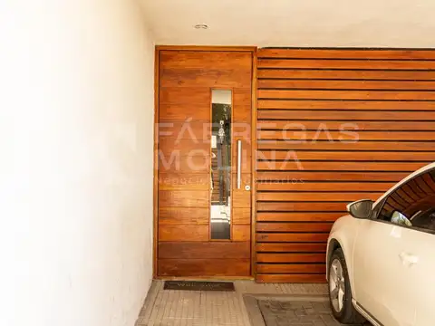 Casa en Venta con 2 cocheras