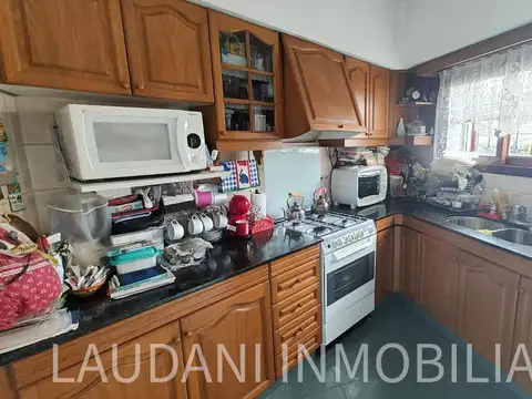 CASA 4 amb. con DOBLE COCHERA y dependencia