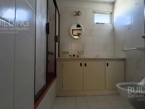 Piso de tres dormitorios y amplio balcón y cochera en venta en La Plata. Apto banco
