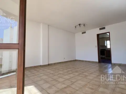 Piso de tres dormitorios y amplio balcón y cochera en venta en La Plata. Apto banco