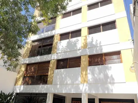 Piso de tres dormitorios y amplio balcón y cochera en venta en La Plata. Apto banco